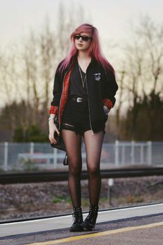 Harrington Jacket Outfit, Grunge Outfit Ideas, Cold Spring Outfit, 90s Grunge Outfits, Amy Valentine, Grunge Fashion Outfits, Neo Grunge, Cute Grunge, Outfit Grunge