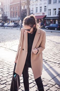 Paulien Riemis is wearing a camel coat from Massimo Dutti Camel Coat Outfit, Pijamas Women, Mode Mantel, Looks Pinterest, Coat Trends, Coat Outfit, Looks Street Style