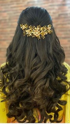 Reception Hairstyles Indian Brides, Easy Cute Bun, Messy Braided Hairstyles, Cute Bun, Cute Bun Hairstyles, Party Hairstyle, Saree Hairstyles