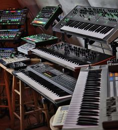 there are many electronic keyboards on the table