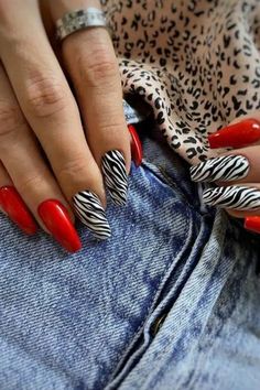 Accent nails, especially the fun animal prints, are making a big comeback this year. And among all those prints, zebra patterns are… Lavender Nails Gel, Diy Valentine's Nails, Matte Nails Glitter, Pink Nail Colors, Zebra Nails, Romantic Nails