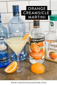 Orange creamsicle martini in a martini glass with an orange slice, triple sec, orange juice, vodka and whipped vodka Summer Martini Recipes, Creamsicle Martini, Orange Creamsicle Drink, Flavored Vodka Drinks, Creamsicle Drink, Orange Juice And Vodka, Orange Juice Drinks