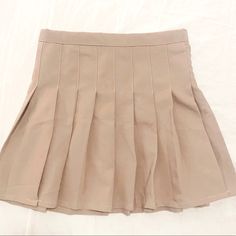 Brown Tennis Skirt With Cute Zipper Detail In Back! Sizing: Runs Short Beige Pleated Flowy Skort, Beige High Waist Pleated Tennis Skirt, High Waist Pleated Beige Tennis Skirt, Brown Tennis Skirt, Brown Tennis, Pleaded Skirt, Beige Skirt, Tennis Skirts, Color Cafe