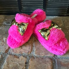 Brand New! Super Cute Gold Bow On Fuzzy Hot Pink Slippers. Hot Pink Slippers, Hot Pink Ugg Slippers, Magenta Slippers, Teddy Bear Slippers Hot Pink, Hot Pink Fluffy Coat, Bow Slippers, Pink Faux Fur Slippers, Katy Perry Hot, Pink Slippers