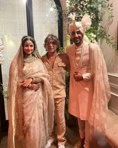 Alia Bhatt Wedding, Ranveer Kapoor, Fast And Furious Actors, Funny Snapchat Pictures, Angled Bob Hairstyles, Mens Wear Wedding, Beaded Clutch Bag, Celebrity Stars, Couples Vibe