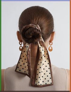 The scarf has always been a classic accessory. This article shows you how to wrap your hair in a scarf in different ways to achieve a trendy look. Check it out. Hairstyles For Braided Hair, How To Wrap Hair, Scarf Braid, Knot Hairstyle, Braided Scarf, Elegant Scarf, French Twist Hair, Wrap Hair