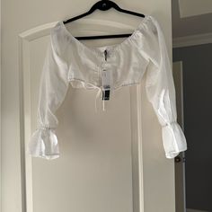 Brand New And Super Versatile Chic H&m Tops For Vacation, H&m Cropped Tops For Spring, Chic Cropped Peasant Top For Summer, Chic Fitted White Peasant Top, Chic Linen Peasant Top For Spring, White Linen Casual Peasant Top, Chic H&m Crop Top For Spring, H&m Fitted Blouse For Brunch, Fitted H&m Crop Top For Day Out