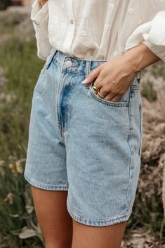 Denim Mom Shorts Outfits, Mom Shorts Outfit, Fireplace Tv Wall Decor, Long Jean Shorts, Summer Outfits Y2k, Room 2023, Outfits Athletic, Fireplace Tv Wall, Y2k Summer Outfits