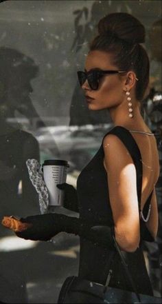 Sunglass Photoshoot, Beautiful Photoshoot Ideas, Glam Photoshoot, Breakfast At Tiffany's, Estilo Preppy, Aesthetic Women, Photography Poses Women