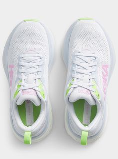 Chaussures > Femme > Sneakers Hoka - Le sneaker Bondi 8 Femme Hoka  HOKA chez Simons Retravaillée avec des mousses plus souples et plus légères et une toute nouvelle géométrie de talon étendue, la Bondi 8 fait un grand pas en avant. Conçue pour fournir un soutien neutre, elle présente une assise de coussin symétrique (sans technologies correctives du roulement du pied) plus élevée et moelleuse, pour un impact amplement amorti et des foulées tout en douceur. Tige en maille technique respirante Do Sneakers Hoka, Cute Running Shoes, Hoka Bondi 8, Hoka Shoes, Crash Pad, Preppy Shoes, Shoe Wishlist, Shoes Outfit Fashion, Cute Sneakers