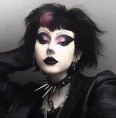 Super Short Goth Hair, Pink Trad Goth Makeup, Goth Makeup Hooded Eyes, Goth Punk Makeup, Pink Goth Makeup, Alt Makeup Ideas, Traditional Goth Makeup, Goth Makeup Ideas, Makeup Hooded Eyes