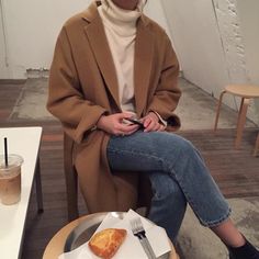 Find More at => http://feedproxy.google.com/~r/amazingoutfits/~3/THHGrvVKMsc/AmazingOutfits.page Wholesale Usa, Minimalist Moda, 2000s Grunge, Look Retro, Skirt And Sneakers, Grunge Look, Korean Fashion Trends