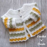 a crocheted sweater is laying on a wooden surface with the words, crochet'n'create written below it