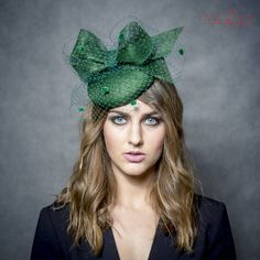 This hat is hand blocked from sinamay using traditional millinery techniques. This cocktail green small hat is accented with modern sizeable bow. It is accented by spotted netting. Is all handmade with the highest precision. Perfect for the elegant, extravagant and modern looking. Iis attached to silver metal headband (please inform if you prefer silver or black) You can write to me for more informations. Ready to shipped in 4-7 working days. If You want to change something please write to me. I Winter Wedding Guest Outfits, Fascinator Hats Outfit, Pill Box Hat, Mother Of The Bride Hats, Winter Wedding Guest, Green Fascinator, Winter Mode Outfits, Wedding Guest Outfit Winter, Winter Wedding Outfits