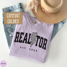 This Custom Real Estate Shirt is the perfect personalized New Realtor Gift! Our Comfort Colors tees are super soft, DTG printed (printed with ink), and 100% cotton. ❗❗There may be a slight difference in the colors due to different monitors. ❗❗ 🌞 HOW TO ORDER 🌞 * Select your size and color from the drop-down menu * Add your shirt to cart. If you would like more than one, add each one to cart individually. * Proceed to check out! * Your shirt will be ready to ship in 1-3 days! 🌞 SIZING 🌞 Check the Size Chart and Fit Guide in the photos for reference! 🌞 PRODUCTION + SHIPPING 🌞 * Order Production: 1-3 business days  * Standard Shipping: 1-5 business days after production time 🌞 SHIRT DETAILS 🌞 * 100% combed and ring-spun cotton * Relaxed fit * Soft-washed garment-dyed fabric * Sewn-in Customizable Purple Crew Neck T-shirt, Realtor Shirts, Customizable Purple Cotton T-shirt, Real Estate Shirts, Real Estate Gifts, Realtor Gifts, Comfort Colors Tee, Dyed Fabric, Estate Agent