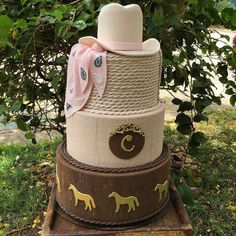 there is a large cake made to look like a hat and horses on the side