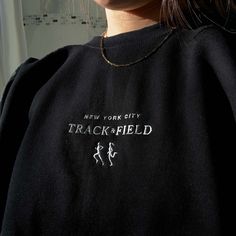 "*SIZES ARE UNISEX* -For women, I'd suggest your usual size for a regular fit (size up for a more relaxed fit). Men should size up for a more relaxed fit. *these sweatshirts are extra comfy when oversized ️️ \"New York City Track & Field\" embroidered on a comfy vintage-style crewneck. This sweatshirt is inspired by retro athletic crewnecks. Perfect for any occasion or gift for him or her. A sturdy and warm sweatshirt bound to keep you warm in the colder months. A pre-shrunk, classic fit swe Sport Style Outfits, Letters Embroidery, 90s Fashion Women, Cotton Hoodies, Retro Fashion Women, Outfit Streetwear, Streetwear 90s, Retro Sports, Vintage Cloth