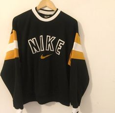 Nike Sweatshirt Vintage, Nike Sweatshirts Vintage, Look Hip Hop, Vintage Nike Sweatshirt, Teenage Outfits, Trendy Hoodies, Nike Sweatshirt, Cute Lazy Outfits