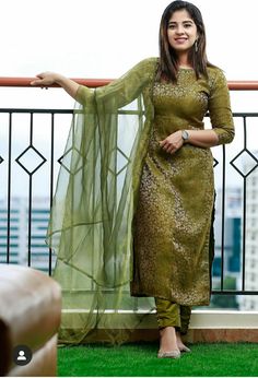 Aparna Thomas, Brocade Salwar, Salwar Kameez Design, Chudidhar Designs, Kameez Design, Simple Frock Design, Stylish Kurtis Design, Long Gown Design, Simple Frocks