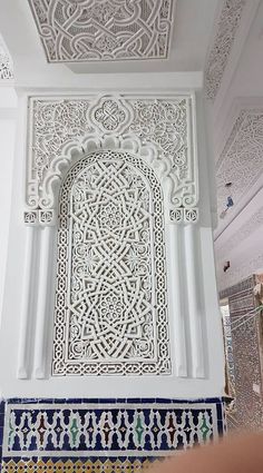 an intricately decorated wall in the middle of a room