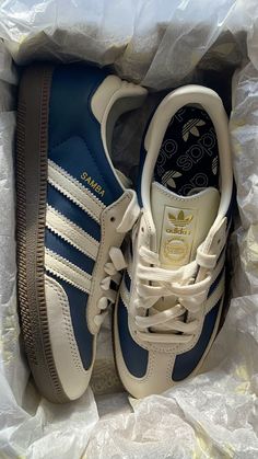 #adidas #samba #tenis #esporte #adidassambaclassic #shoes Adidas Samba Classic, Samba Adidas, Pretty Sneakers, Samba Outfit, Shoes Ideas, Shoe Wishlist, Shoe Inspo, Swag Shoes, Sneaker Shoes