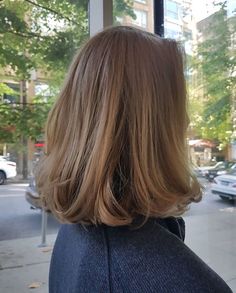 Brunette Lowlights Short Hair, Shorter In The Front Haircut, Chin Length Hair Highlights, Lob With Long Layers Straight, Dark Blonde Lob Straight, Fall Classic Style, Soft Lob Haircut, Short Hair Fall Outfits, 90s Short Blowout Hair