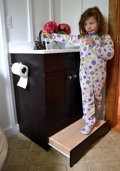 DIY: No more unsightly step-stools always in the way. How to turn any bathroom sink kickplate or bottom drawer into a pull-out step-stair for the munchkins. Genius! Earthship, Kids' Bathroom, Easy Diy Projects, Apartment Therapy, 인테리어 디자인, The Bathroom, My Dream Home, Step Stool, Home Projects