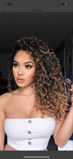 Hilight Curly Hair, Balayage Hair For Curly Hair, 2c Curly Hair Color Ideas, Brown Hair With Highlights On Curly Hair, Curl Hair Balayage, Baliage On Curly Hair, Hair Color Ideas For Curly Hair Ombre, Honey Blonde Highlights On Brown Hair Curly, Dark Curly Hair Blonde Highlights