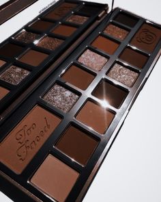 Dark Makeup Aesthetic Products, Makeup Palette Aesthetic, Brown Makeup Products, Eyeshadow Palette Aesthetic, Brown Eyeshadow Palette, Makeup Shades, Makeup Accesories, Ethereal Makeup, Brown Makeup