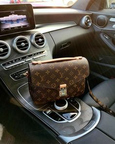 Sac Louis Vuitton, Bag Chanel, Latest Bags, Bag Gucci, Lahore Pakistan, Fashion Tote Bag, Classy Style, Purses Designer, Hermes Bags