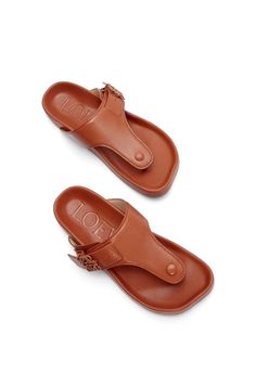 Stride in style with these elegantly chic sandals that make a statement. The tan color brings an earthy vibe, while the logo detail adds a touch of designer appeal. Crafted with an 80% Ovis Aries Aries composition, they promise comfort and quality. Size: 40 offering a comfortable fit for most foot sizes. Classic tan color that adds a versatile touch to any outfit. Made of 80% Ovis Aries Aries, ensuring durability and long-lasting wear. 20% Laton-Brass composition adds a hint of metallic appeal. Chic Sandals, Leather Cap, Mens Gloves, Comfortable Sandals, Beach Tote Bags, Small Handbags, Tan Color, Handbag Backpack, Yellow Orange