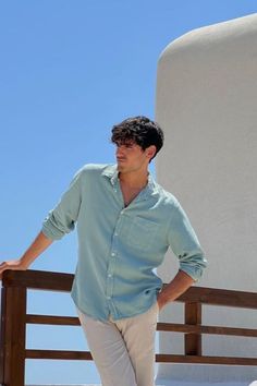 Stay comfortable and chic: Summer men's shirts! Shirt Outfit Men, Stylish Men Casual, Mens Casual Dress Outfits