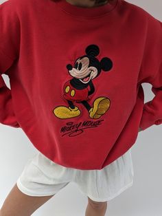 Vintage 90s nostalgic perfectly worn in Mickey Mouse pullover features a round neckline with micro ribbed detailing and an embroidered Mickey Mouse logo on the front. Perfectly paired with our waffled cotton shorts, your favorite ball cap, new balances, and your gold-toned jewelry. Tag reads Mickey Inc Subtle spots of lightening at the front middle. Cute Disney Outfits Winter, Mickey Mouse Crewneck, Disney Outfits Winter, Disney Winter Outfits, Disneyland Sweatshirt Vintage, Vintage Mickey Mouse Tshirt, Old Mickey Mouse Vintage Shirt, Vintage Mickey Sweatshirt, Mouse Logo