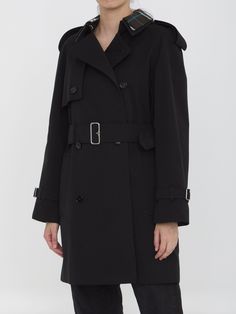 This black cotton raincoat includes a removable Check insert on the collar, double pointed collar, epaulettes, double-breasted button closure, detachable belt at waist, two side welt pockets, and belted cuffs for a regular fit. Size nationality: UK Product number: 4721206 Product code: 8096563A1189 Composition: 100% cotton Burberry Raincoat, Jeans Jumpsuit, Yoga Wear, Tory Burch Shoes, Skirt Suit, Functional Design, Plaid Pattern, Welt Pockets, Nightwear