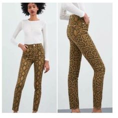 Zara python print jeans Brand new with tags. Size: 2 High rise skinny, distressed design around pockets and bottom of jeans Approx inseam 28” Color is python snake print N12 Cute Pants, Printed Jeans, Printed Denim, Zara Jeans, Colored Denim, Premium Denim, Jeans Brands, Snake Print, Zara Women