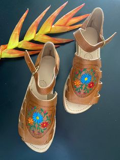 Beautiful Mexican huaraches, handmade by Mexican artisans, very comfortable. Beautiful Mexican huaraches with embroidered details. Our huaraches are handmade by artisans, the leather retains natural marks or marks that reflect the authentic appearance of natural leather, these factors cause small differences in color and texture, please do not confuse this with a defect, but rather a guarantee of that you are acquiring a natural leather product with high quality finishes. We only work with close Embroidered Leather Open Toe Huaraches, Traditional Embroidered Summer Huaraches, Traditional Embroidered Leather Huarache Sandals, Huaraches Mexican, Artisan Hand-tooled Brown Huarache Sandals, Hand Tooled Closed-toe Huaraches For Spring, Embroidery Mexican, Mexican Huaraches, Mexican Sandals