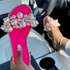 Style: Fashion, Stylish Item: Sandals Toe: Open Toe Closure Type: Slip-On Heels: Flats Pearl Slippers, Pearl Shoes, Pearl Sandals, Pearl Decorations, Cute Slippers, Flip Flops Style, Elegant Sandals, Summer Fashion Beach, Casual Slippers