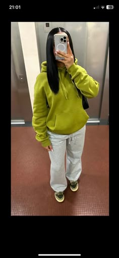 Green Sweats Outfit, Yellow Sweatpants Outfit, Sweatpants Outfit Black Women, Sweatpants Outfit Black, Sweatpants Fits, Yellow Sweatpants, Outfit Black Women, Cozy Streetwear, Girl Sweat