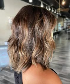 Shoulder Length Brown Hair With Dimension, Fine Brown Hair Shoulder Length, Trending Shoulder Length Hairstyles, Shoulder Length Loose Waves, Shoulder Length Bob Balayage, Brown Shoulder Length Hair With Highlights, Medium Wavy Bob Hairstyles Beach Waves, Wavy Bob Shoulder Length