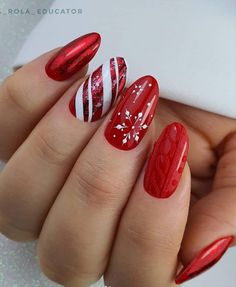 37 Simple Christmas acrylic nails 2021 You'll Love this Winter - Xmas Nails Christmas, Christmas Acrylic Nails, Christmas Gift Nails, Christmas Snowflakes Nails, Christmas Nail Colors, Ideas Uñas, Candy Cane Nails, Christmas Gel, Gel Toe Nails