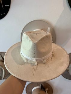 Our Fonte Tulum hats have a classic full length brim of 9 cm, wich perfectly shades the face from the summer sun. Each piece is unique due its artisanal elaboration. The magical hands of the artisans unite with the current vision of our designs. From Tulum to the world. Sizes: M: Circumference is 56-58cm and fits most head sizes. L: Circumference is 60-62cm. Both sizes include an adjustable string inside for a secure fit. Luxury Adjustable Felt Hat For Festival, Luxury White Fedora For Western-themed Events, Luxury White Brimmed Hat Bands, Artisan Fedora Panama Hat For Kentucky Derby, Western Cream Hat With Short Brim, Artisan Flat Brim Straw Hat For Kentucky Derby, Artisan Straw Hat For Kentucky Derby With Flat Brim, Cream Sun Hat With Curved Brim For Rodeo, Western Style Panama Hat With Flat Brim