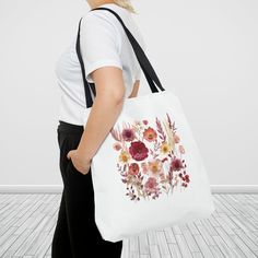 "Lleva contigo la naturaleza de una manera elegante con nuestras tote bags únicas, bellamente diseñadas con flores secas y silvestres prensadas. Cada tote bag es una fusión de funcionalidad y arte floral, creando una pieza encantadora que destaca tu estilo mientras te conecta con la belleza de la naturaleza. Hechas a mano con atención al detalle, estas tote bags son el complemento perfecto para tu look y un regalo especial para amantes de la naturaleza y la moda sostenible. Disponibles en 3 tamaños para agregar funcionalidad y estilo, estos bolsos tote con estampado personalizado vienen con asas de múltiples colores para combinar con sus diseños. Fabricadas con poliéster hilado, estas bolsas cuentan con costuras dobles, correas de algodón y forro laminado no tejido para una durabilidad de White Floral Print Flower Shaped Shoulder Bag, White Floral Print Flower-shaped Shoulder Bag, Botanical Flower-shaped Bag For Daily Use, Botanical Flower Shaped Bags For Daily Use, Botanical Flower-shaped Bags For Daily Use, White Botanical Rectangular Bag, Eco-friendly Everyday Bags With Floral Print, Eco-friendly Rectangular Bag With Floral Print, Botanical Bags With Plant Print For Everyday Use