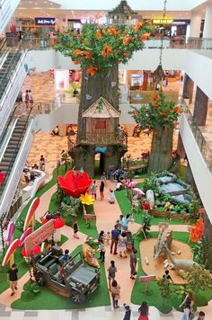 an indoor shopping mall filled with lots of people