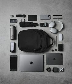 Men Vision Board Ideas, Men Essentials Man Stuff, Mochila Edc, My Travel Bag, What's In My Backpack, Apple Gadgets, Everyday Bag Essentials, Tech Aesthetic, School Bag Essentials