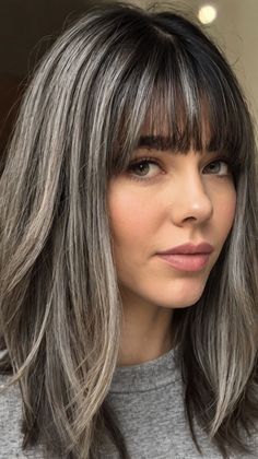 Trendy medium length gray hairstyles with bangs for Sleek Modern Bob Hairstyles, White Blonde Hair, Grey Hair Inspiration, Brunette Hair With Highlights