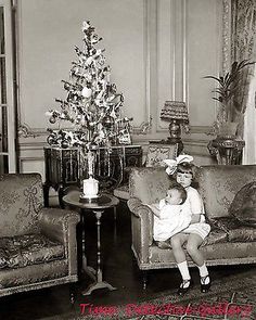 Children Posed with Christmas Tree - 1924 - Historic Photo Print Christmas Tree Photos, Victorian Christmas Tree, Tree Photos, Christmas History, Vintage Christmas Photos, Ghost Of Christmas Past, Cabinet Cards, December 26, Old Christmas