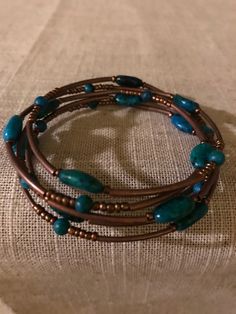 Memory wire bracelet in copper and turquoise. Diy Memory Wire Bracelets, Metal Wire Wrapped Beaded Bangle Bracelets, Memory Wire Bracelet Cuff, Wire Patterns, Gold Memory Wire Bracelet, Green Memory Wire Bracelets, Jewelry 2022