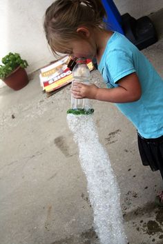 Bubble Blower  Holy crud I'm doing this for my girls.They always fight over the bubble wand! Snake Bubbles, Bubble Juice, Bubble Mix, Homemade Bubbles, Recycled Crafts, Craft Activities For Kids, Rubber Band, Summer Crafts, Outdoor Fun