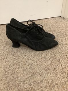 These cute vintage 80s 90s Sostanza black granny lace up witchy pump shoes comes to you in a size 5.pls compare the measurements I give you to those in your closet. Good overall vintage cond Witchy Shoes, Prom Shoes Black, Witchy Clothes, Vintage Pumps, Witch Vibes, Prom Shoes, Womens Heels, Pump Shoes, Women's Pumps