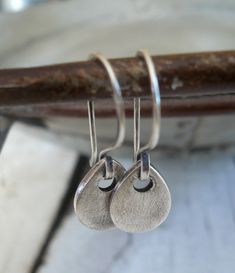 "Essential Earrings - Medium" Available in small, medium & large, your choice of finish & texture & also available in round! Other shapes & sizes available in separate listings. COMPONENTS/PROCESS: * ~11mm tears hand crafted of recycled fine silver (99% pure silver/sterling is 92.5% silver). As I construct each one entirely by hand sizes are approximate. * My hand crafted sterling silver earwires that are forged in 2 different directions to add a bit of interest. * Shown in an oxidized/polished Jewelry Making Classes, Beachglass Jewelry, Silver Dangle Earrings, Sterling Silver Dangle Earrings, Dainty Earrings, Silver Earrings Dangle, Pure Silver, Fine Silver, Metal Jewelry